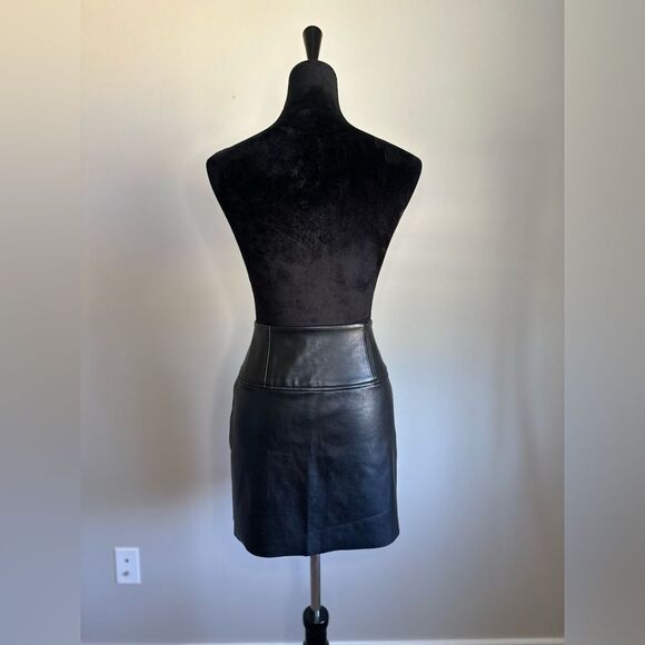Aritiza Wilfred Free Women’s Cut Black Vegan Leather Preppy Mini Skirt Size 2 - Picture 2 of 6